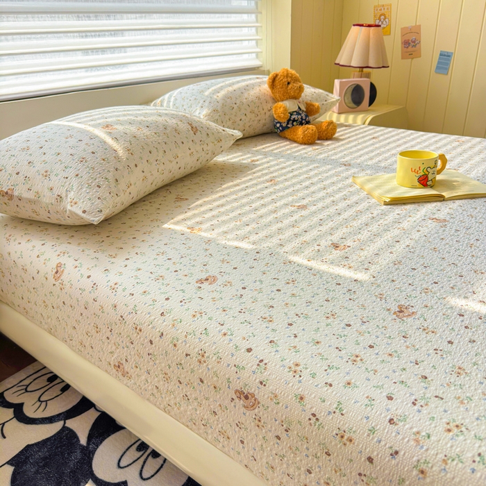 91家纺网 家纺一手货源 找家纺 梵朴 2026新款A类泡芙棉云感木棉邹邹纱双层纱床笠三件套 木马小花