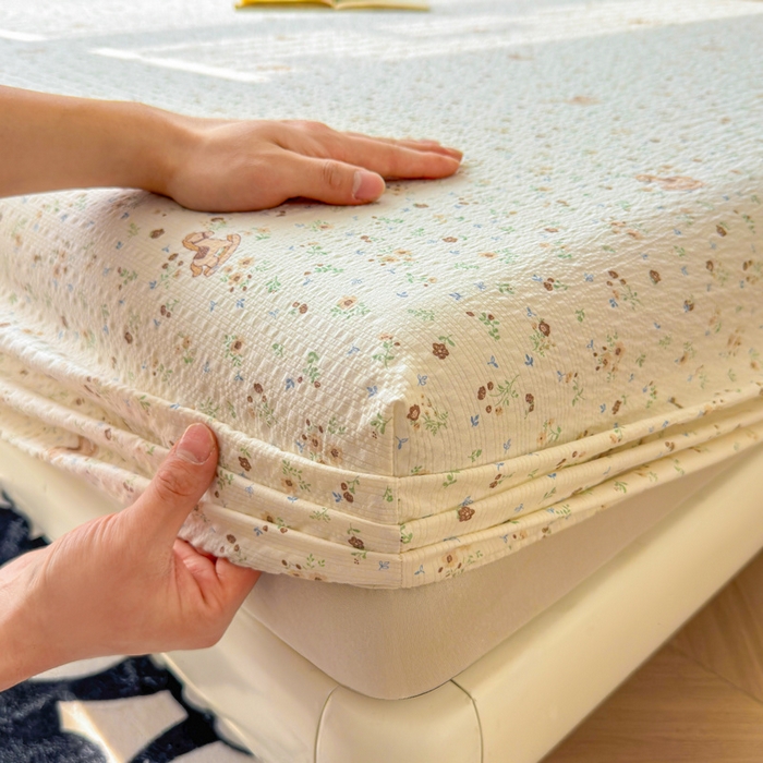 91家纺网 家纺一手货源 找家纺 梵朴 2026新款A类泡芙棉云感木棉邹邹纱双层纱床笠三件套 木马小花