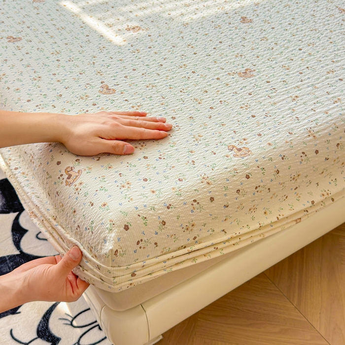 91家纺网 家纺一手货源 找家纺 梵朴 2026新款A类泡芙棉云感木棉邹邹纱双层纱床笠三件套 木马小花