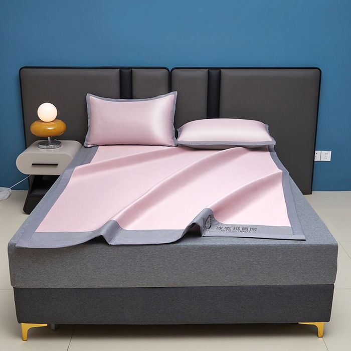 91家纺网 家纺一手货源 找家纺 铺尚美家纺 2026 新款A类复合加厚三明治抗菌碳光冰丝席子凉席三件套 抗菌碳光水丝席床单款-樱花粉