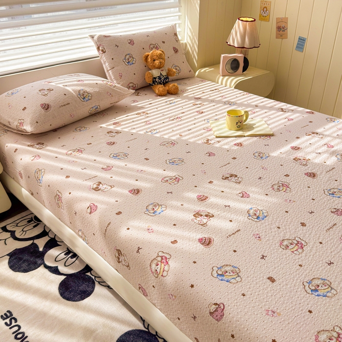 91家纺网 家纺一手货源 找家纺 梵朴 2026新款A类泡芙棉云感木棉邹邹纱双层纱床笠三件套 甜品萌狗