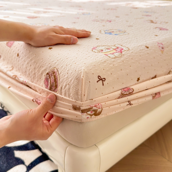 91家纺网 家纺一手货源 找家纺 梵朴 2026新款A类泡芙棉云感木棉邹邹纱双层纱床笠三件套 甜品萌狗