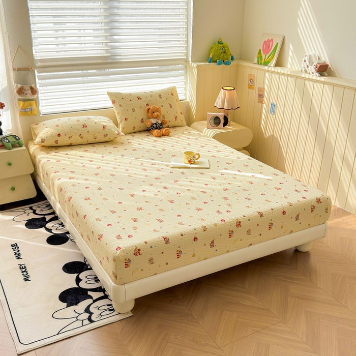 91家纺网 家纺一手货源 找家纺 梵朴 2026新款A类泡芙棉云感木棉邹邹纱双层纱床笠三件套 星星玩偶黄