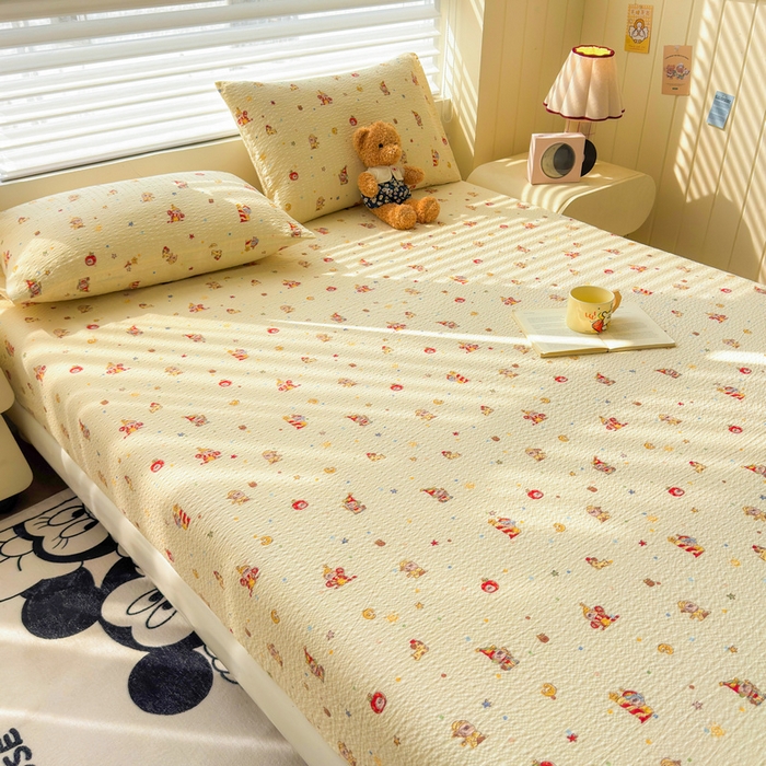 91家纺网 家纺一手货源 找家纺 梵朴 2026新款A类泡芙棉云感木棉邹邹纱双层纱床笠三件套 星星玩偶黄