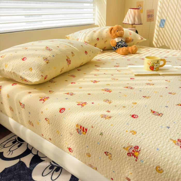 91家纺网 家纺一手货源 找家纺 梵朴 2026新款A类泡芙棉云感木棉邹邹纱双层纱床笠三件套 星星玩偶黄