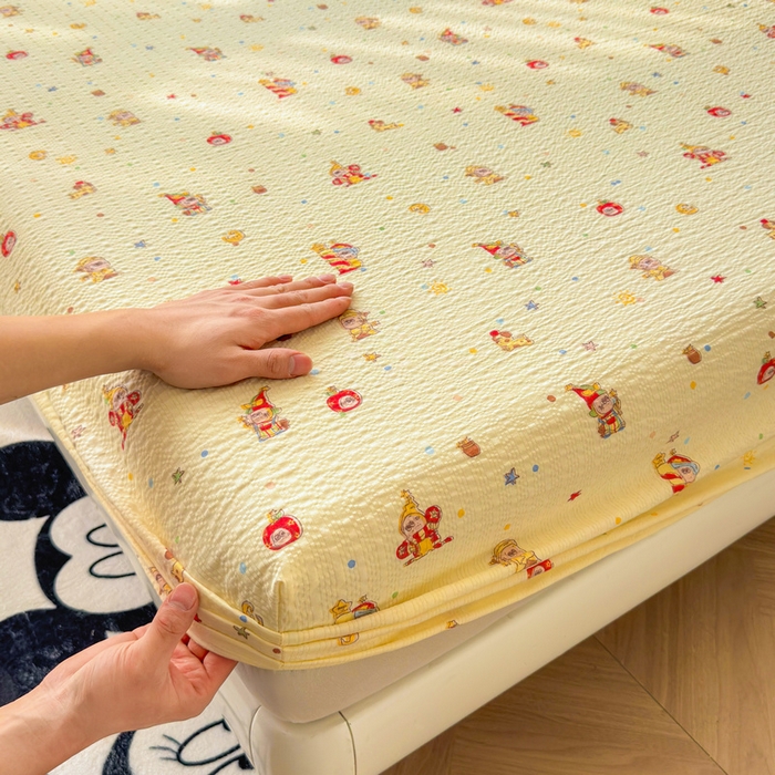 91家纺网 家纺一手货源 找家纺 梵朴 2026新款A类泡芙棉云感木棉邹邹纱双层纱床笠三件套 星星玩偶黄