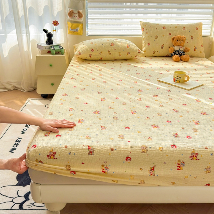 91家纺网 家纺一手货源 找家纺 梵朴 2026新款A类泡芙棉云感木棉邹邹纱双层纱床笠三件套 星星玩偶黄