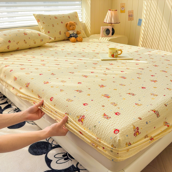 91家纺网 家纺一手货源 找家纺 梵朴 2026新款A类泡芙棉云感木棉邹邹纱双层纱床笠三件套 星星玩偶黄