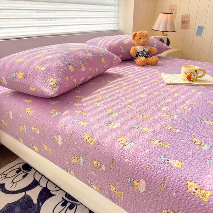 91家纺网 家纺一手货源 找家纺 梵朴 2026新款A类泡芙棉云感木棉邹邹纱双层纱床笠三件套 星星玩偶紫