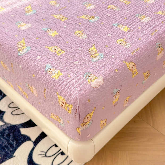 91家纺网 家纺一手货源 找家纺 梵朴 2026新款A类泡芙棉云感木棉邹邹纱双层纱床笠三件套 星星玩偶紫