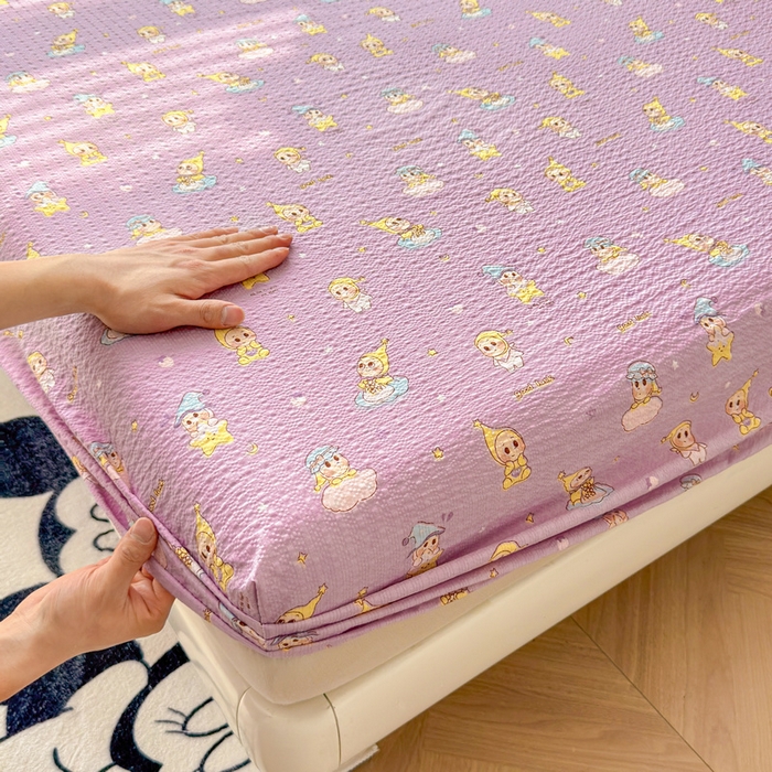 91家纺网 家纺一手货源 找家纺 梵朴 2026新款A类泡芙棉云感木棉邹邹纱双层纱床笠三件套 星星玩偶紫