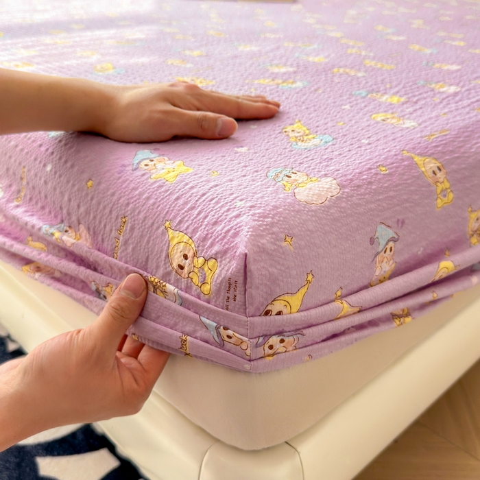 91家纺网 家纺一手货源 找家纺 梵朴 2026新款A类泡芙棉云感木棉邹邹纱双层纱床笠三件套 星星玩偶紫