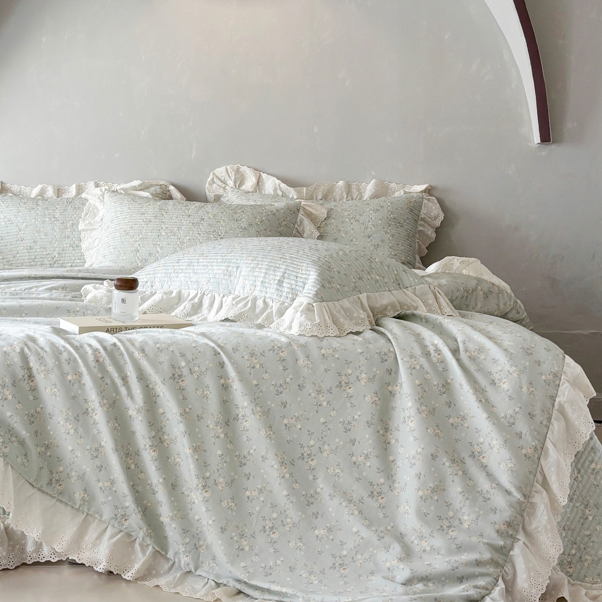 91家纺网 家纺一手货源 找家纺 满座家居 2026新款法式纯棉花边全棉床盖四件套小碎花田园风 幻境