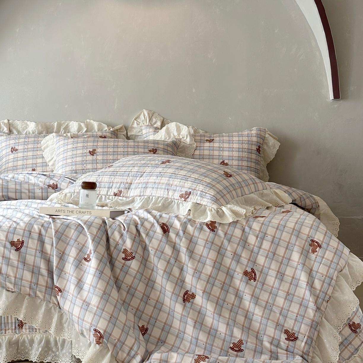 91家纺网 家纺一手货源 找家纺 满座家居 2026新款法式纯棉花边全棉床盖四件套小碎花田园风 木马