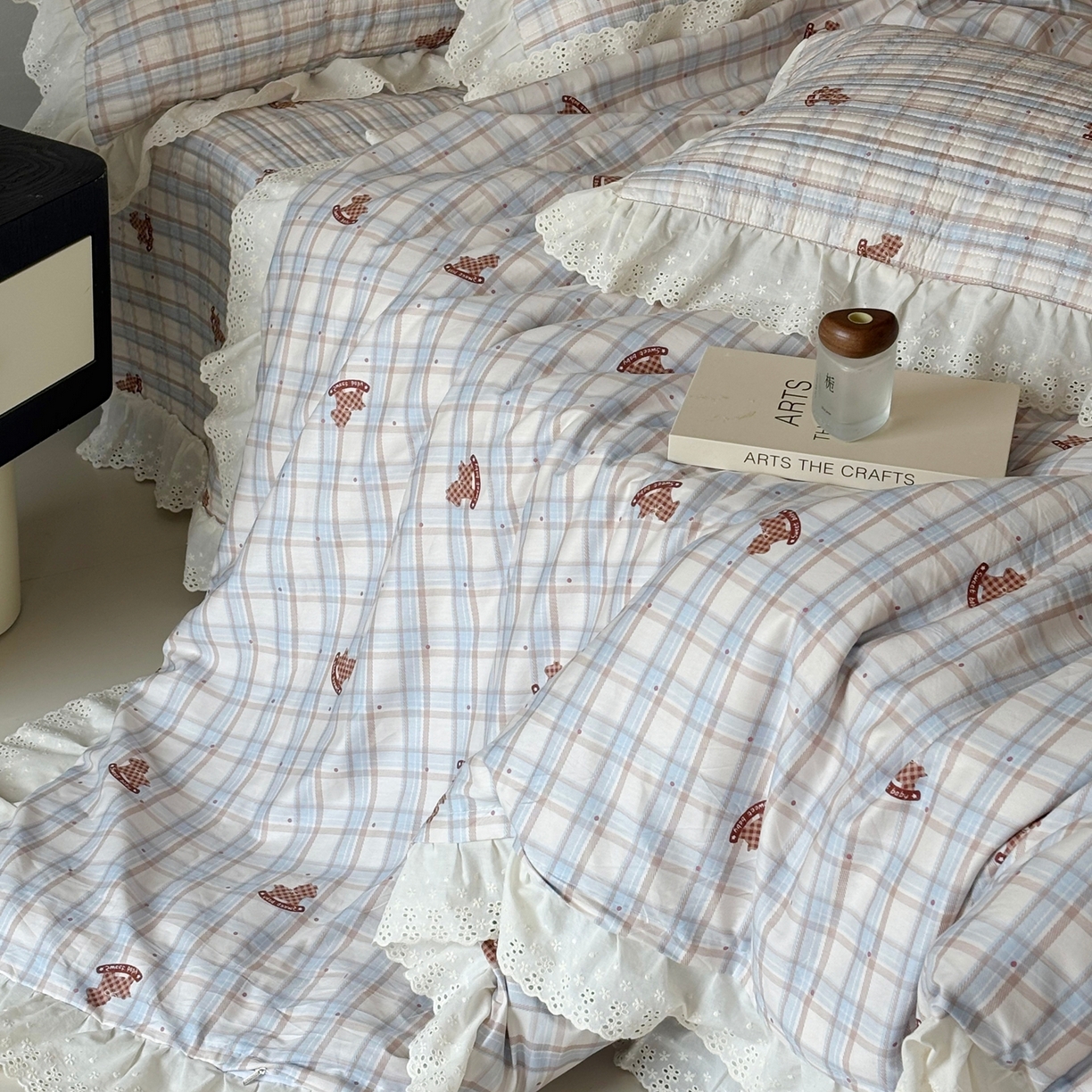 91家纺网 家纺一手货源 找家纺 满座家居 2026新款法式纯棉花边全棉床盖四件套小碎花田园风 木马