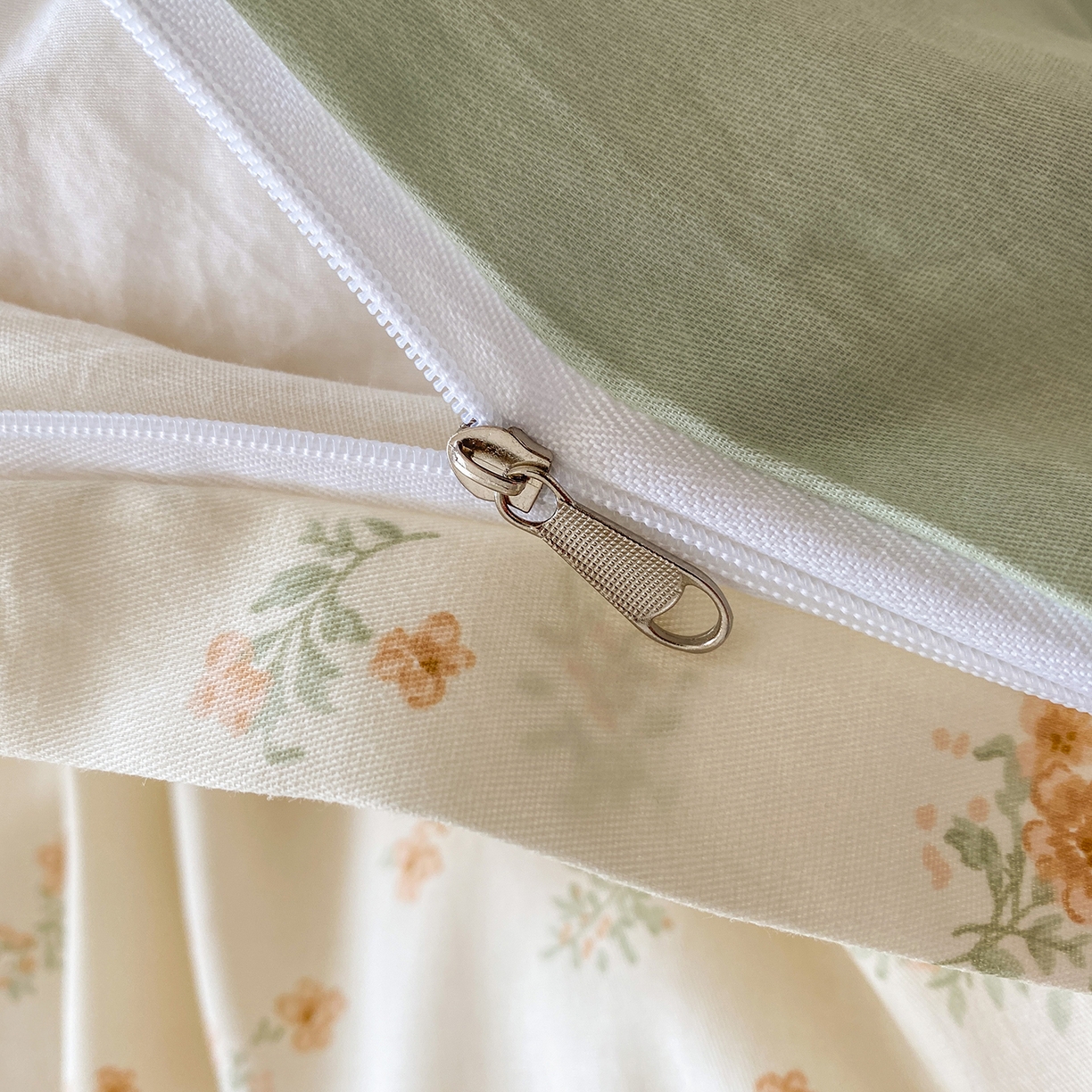 91家纺网 家纺一手货源 找家纺 钰锦铂2026新款直播爆款全棉四件套13070吊边床单一字绣印花纯棉三件套四件套 春茶弥香-桔