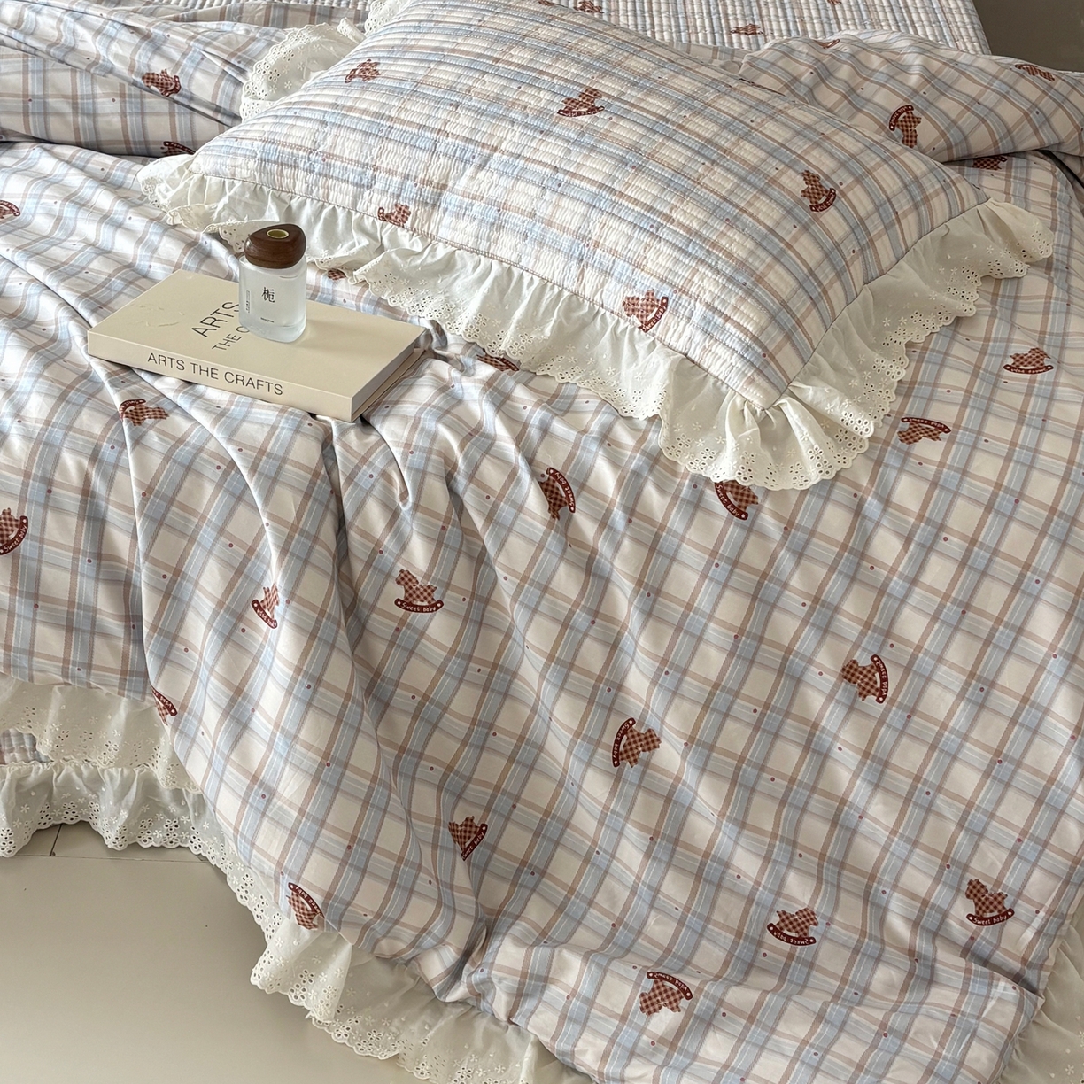 91家纺网 家纺一手货源 找家纺 满座家居 2026新款法式纯棉花边全棉床盖四件套小碎花田园风 木马