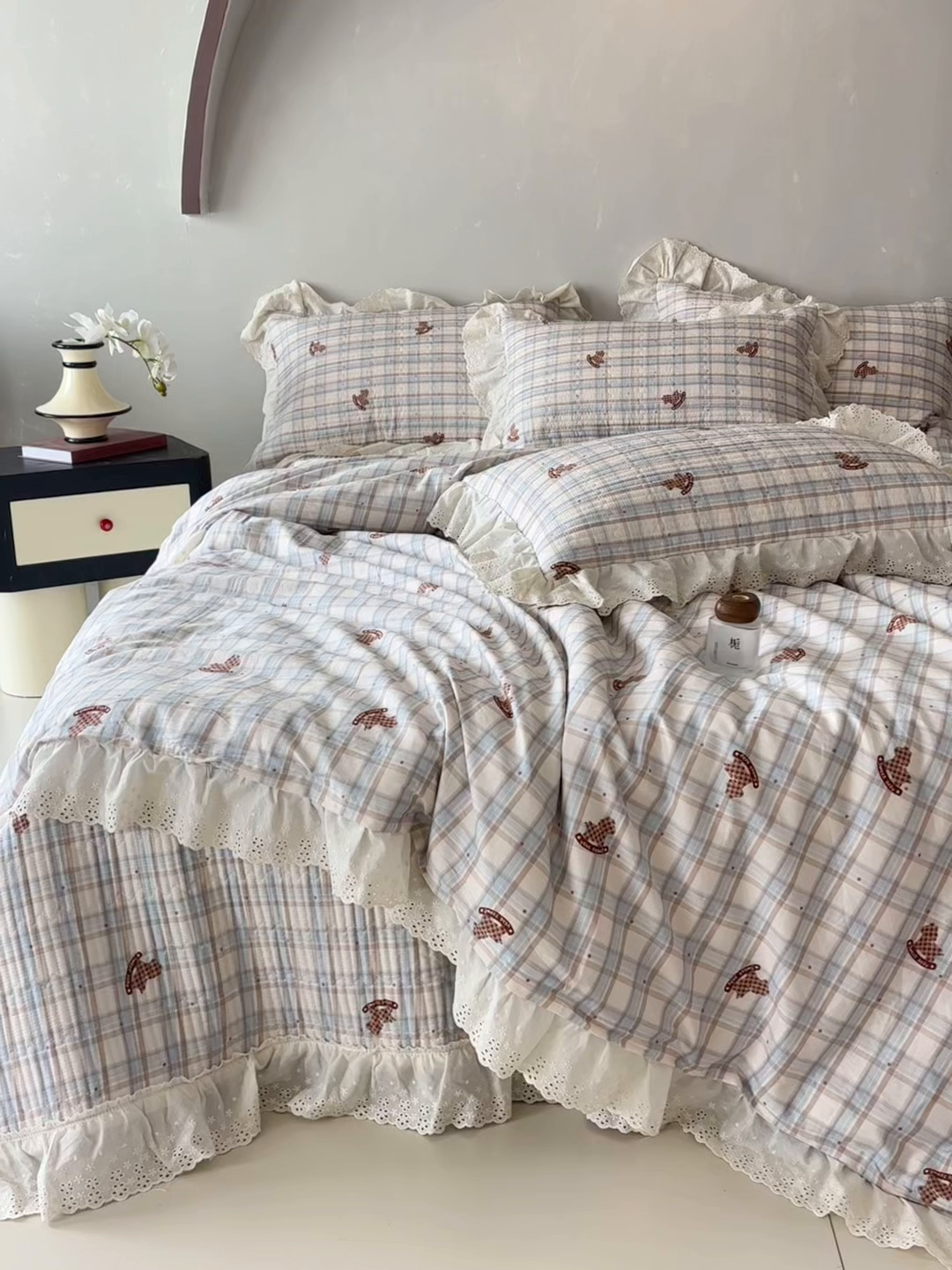 91家纺网 家纺一手货源 找家纺 满座家居 2026新款法式纯棉花边全棉床盖四件套小碎花田园风 木马