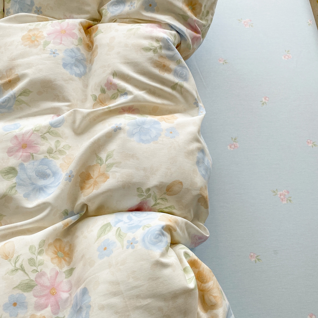 91家纺网 家纺一手货源 找家纺 钰锦铂2026新款直播爆款全棉四件套13070吊边床单一字绣印花纯棉三件套四件套 花萃清风-兰