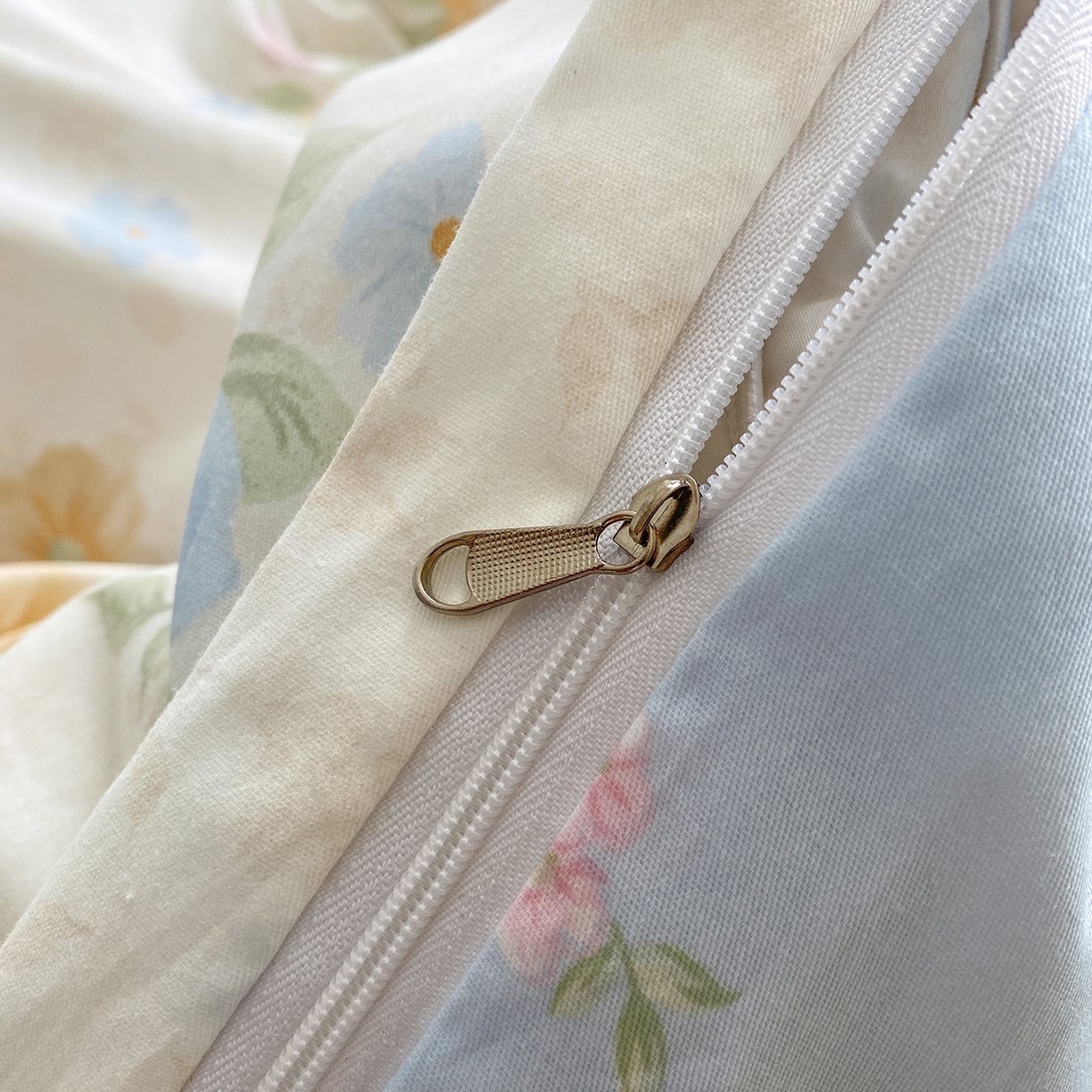 91家纺网 家纺一手货源 找家纺 钰锦铂2026新款直播爆款全棉四件套13070吊边床单一字绣印花纯棉三件套四件套 花萃清风-兰