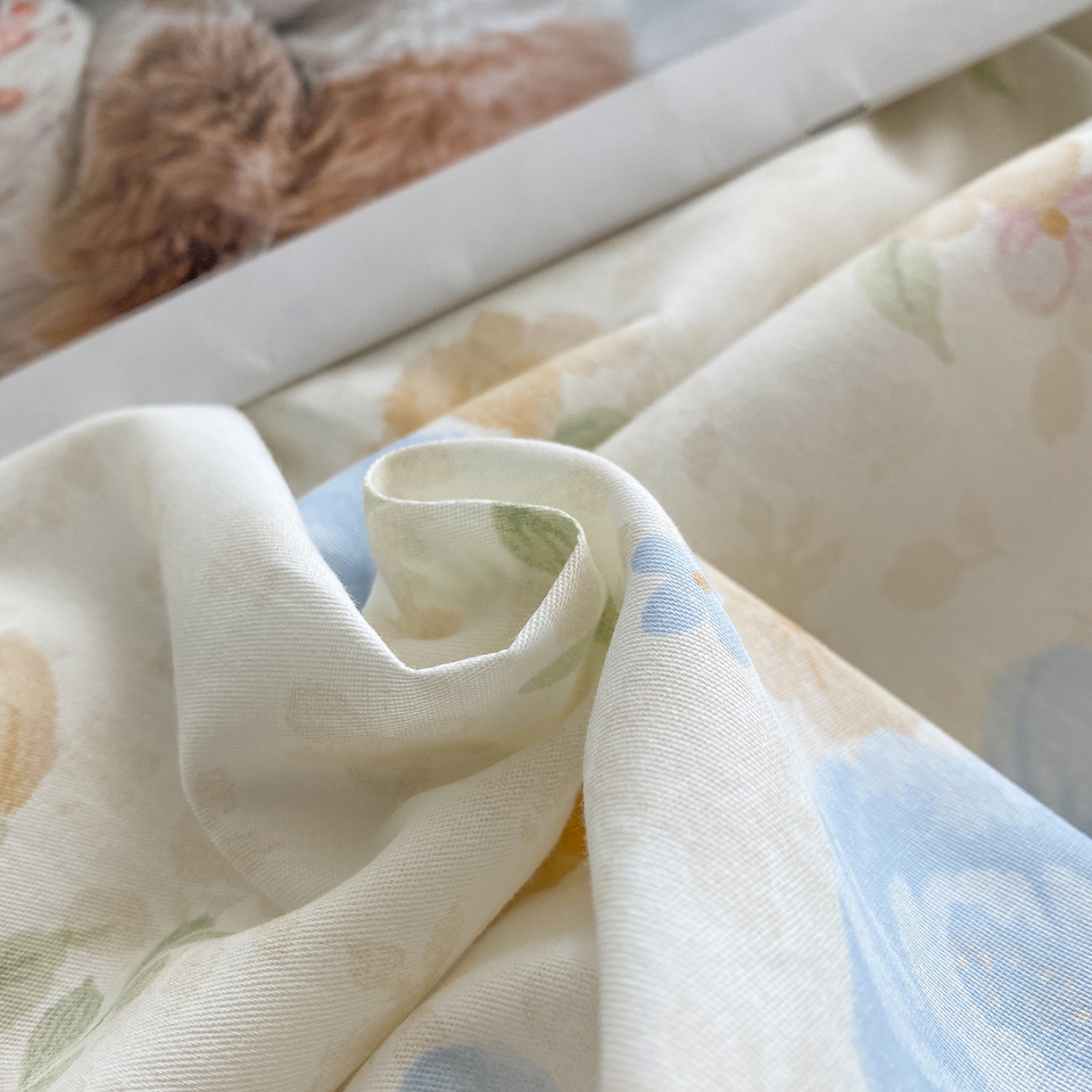 91家纺网 家纺一手货源 找家纺 钰锦铂2026新款直播爆款全棉四件套13070吊边床单一字绣印花纯棉三件套四件套 花萃清风-兰