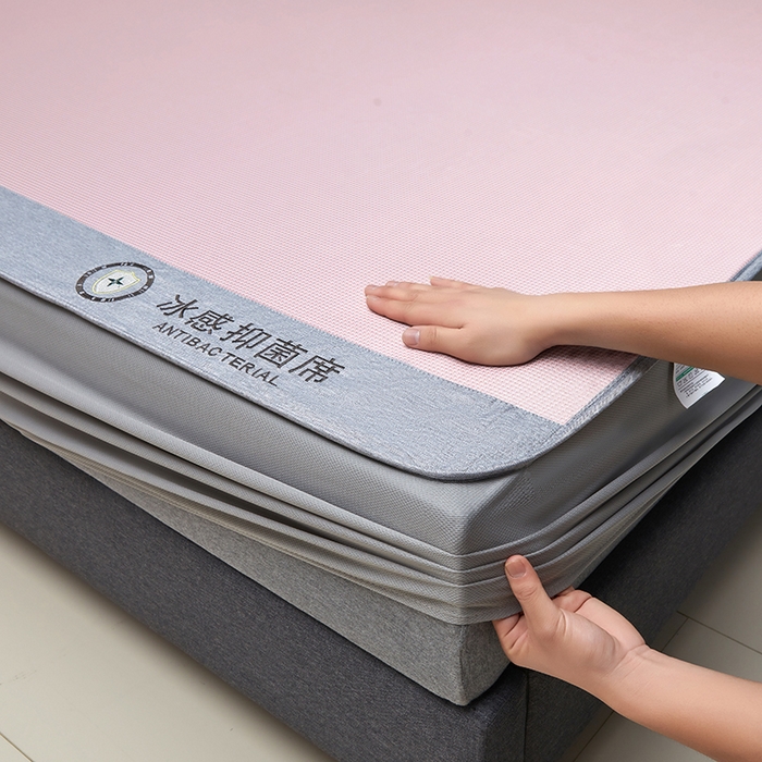 91家纺网 家纺一手货源 找家纺 铺尚美家纺 2026 新款A类复合加厚三明治抗菌碳光冰丝席子凉席三件套 抗菌碳光水丝席床笠款-樱花粉