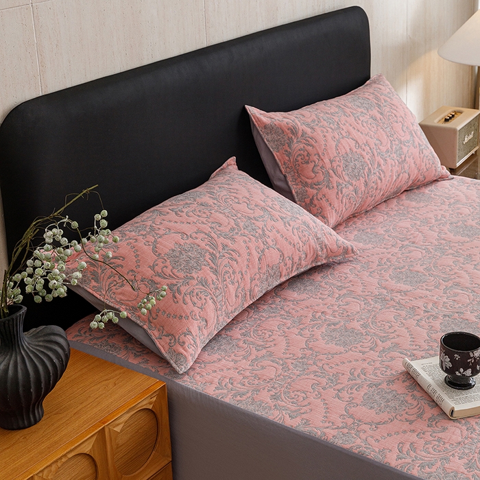 91家纺网 家纺一手货源 找家纺 悦然毛巾被 2026新款全棉三层纱加厚纱布枕套床笠三件套 欧韵粉