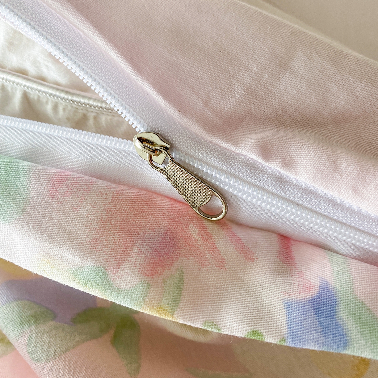 91家纺网 家纺一手货源 找家纺 钰锦铂2026新款直播爆款全棉四件套13070吊边床单一字绣印花纯棉三件套四件套 浣溪沙-粉