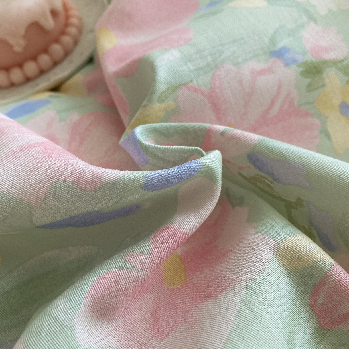 91家纺网 家纺一手货源 找家纺 钰锦铂2026新款直播爆款全棉四件套13070吊边床单一字绣印花纯棉三件套四件套 浣溪沙-绿