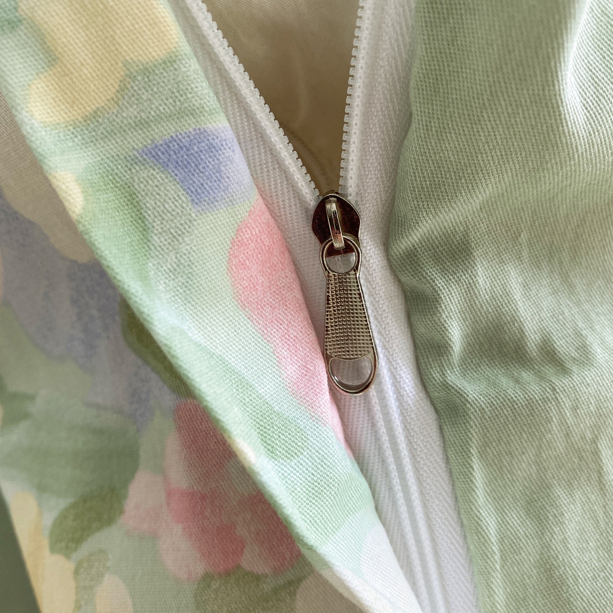 91家纺网 家纺一手货源 找家纺 钰锦铂2026新款直播爆款全棉四件套13070吊边床单一字绣印花纯棉三件套四件套 浣溪沙-绿