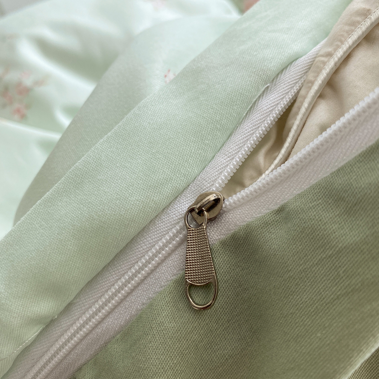 91家纺网 家纺一手货源 找家纺 钰锦铂2026新款直播爆款全棉四件套13070吊边床单一字绣印花纯棉三件套四件套 江南小调—绿