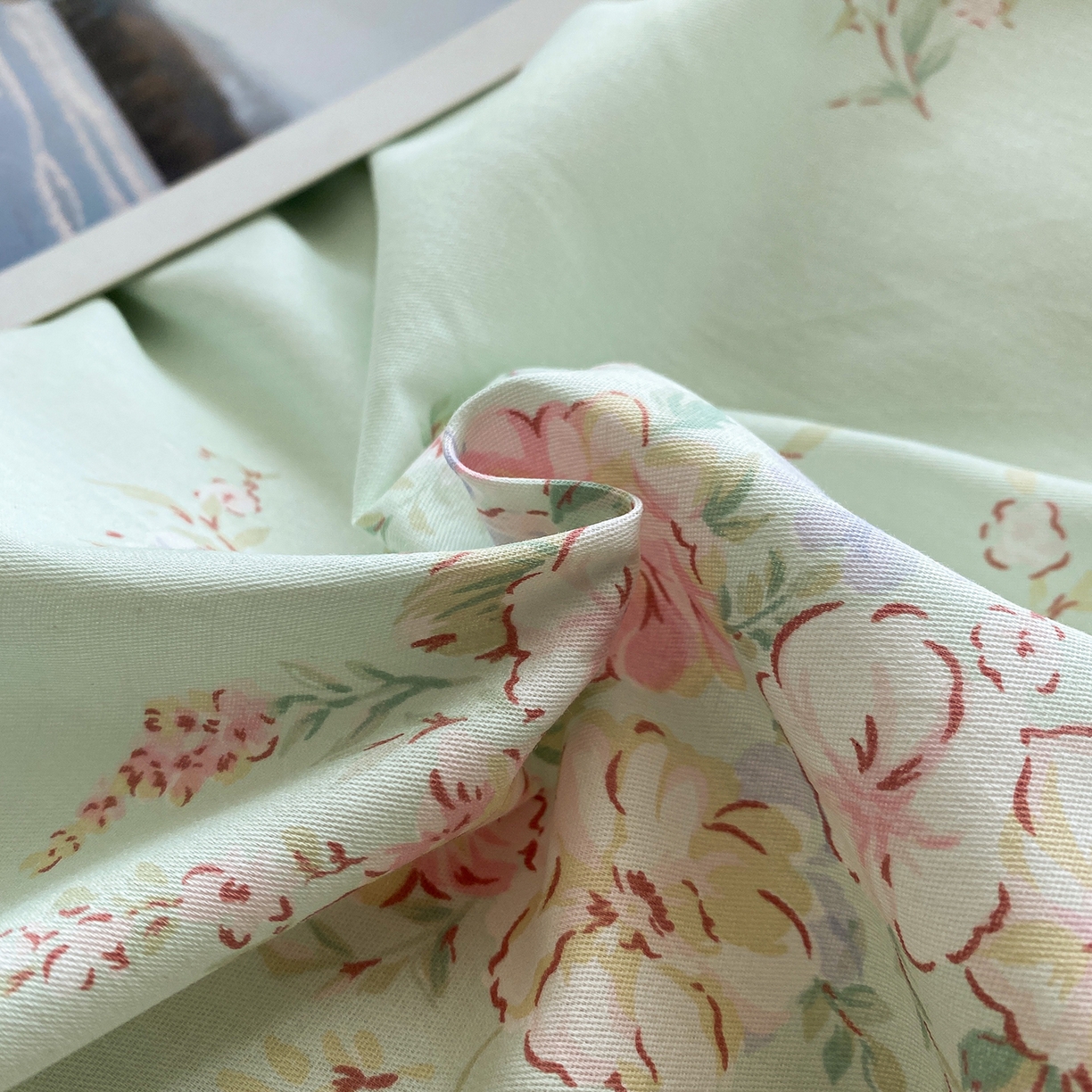 91家纺网 家纺一手货源 找家纺 钰锦铂2026新款直播爆款全棉四件套13070吊边床单一字绣印花纯棉三件套四件套 江南小调—绿