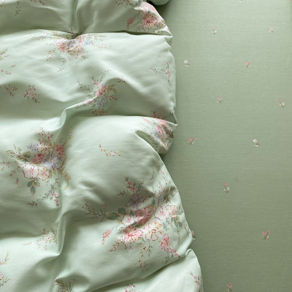 91家纺网 家纺一手货源 找家纺 钰锦铂2026新款直播爆款全棉四件套13070吊边床单一字绣印花纯棉三件套四件套 江南小调—绿