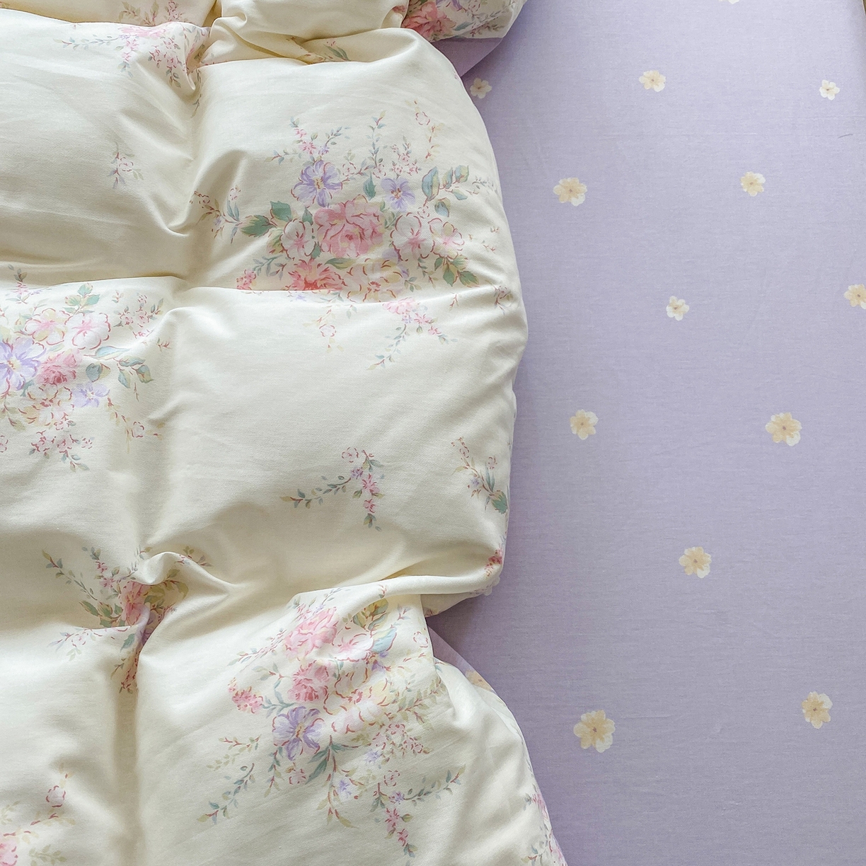 91家纺网 家纺一手货源 找家纺 钰锦铂2026新款直播爆款全棉四件套13070吊边床单一字绣印花纯棉三件套四件套 江南小调-米