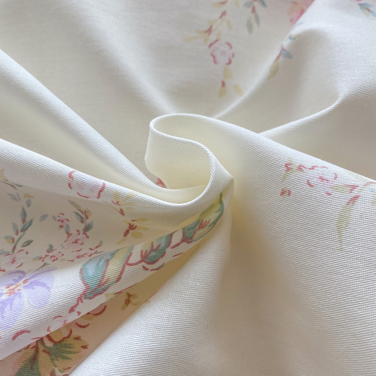 91家纺网 家纺一手货源 找家纺 钰锦铂2026新款直播爆款全棉四件套13070吊边床单一字绣印花纯棉三件套四件套 江南小调-米