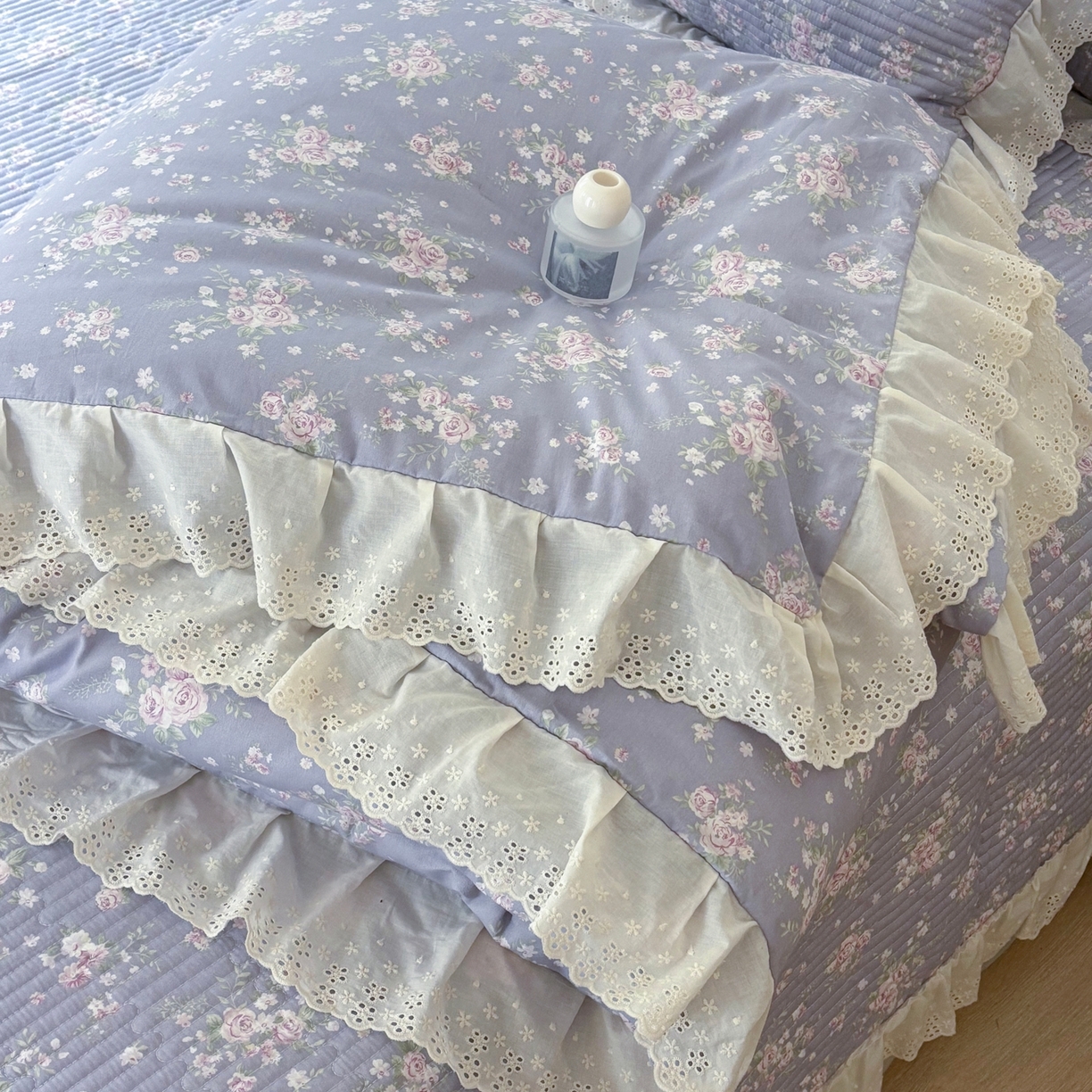 91家纺网 家纺一手货源 找家纺 满座家居 2026新款法式纯棉花边全棉床盖四件套小碎花田园风 紫韵