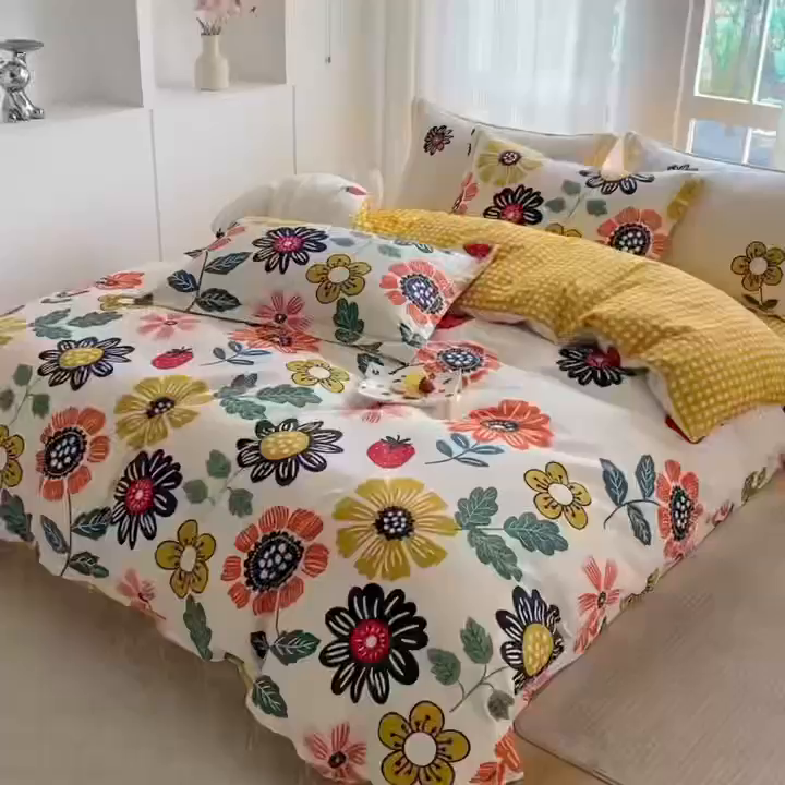 91家纺网 家纺一手货源 找家纺 钰锦铂2026新款直播爆款全棉四件套13070吊边床单一字绣印花纯棉三件套四件套 暖阳朵朵