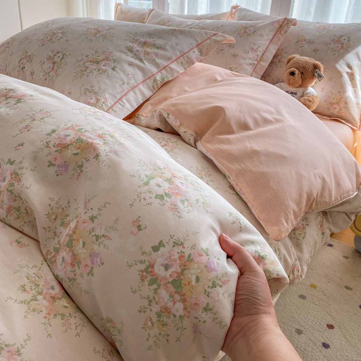 91家纺网 家纺一手货源 找家纺 钰锦铂2026新款直播爆款全棉四件套13070吊边床单一字绣印花纯棉三件套四件套 翩翩花语-粉