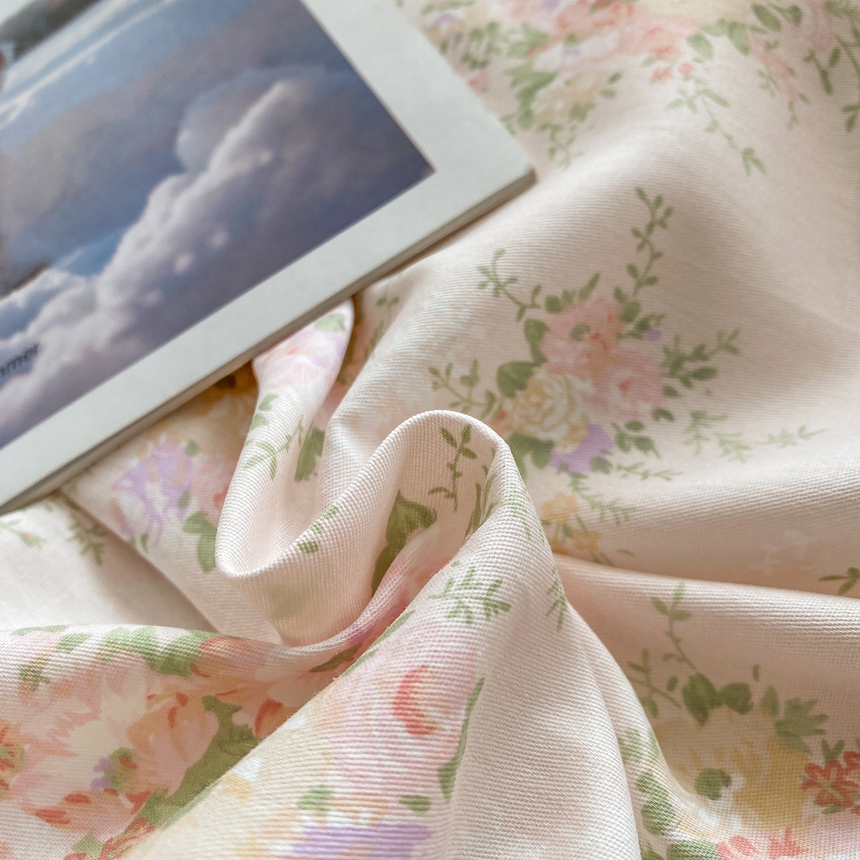 91家纺网 家纺一手货源 找家纺 钰锦铂2026新款直播爆款全棉四件套13070吊边床单一字绣印花纯棉三件套四件套 翩翩花语-粉