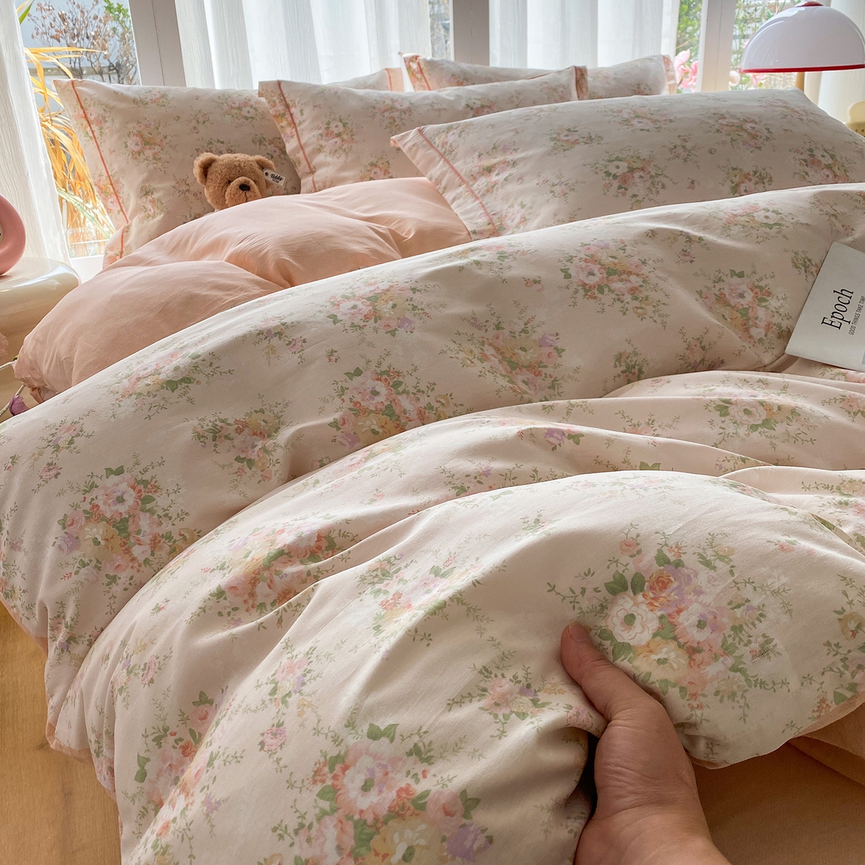 91家纺网 家纺一手货源 找家纺 钰锦铂2026新款直播爆款全棉四件套13070吊边床单一字绣印花纯棉三件套四件套 翩翩花语-粉