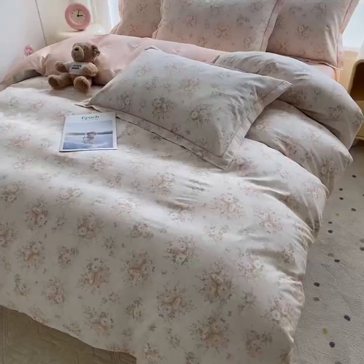 91家纺网 家纺一手货源 找家纺 钰锦铂2026新款直播爆款全棉四件套13070吊边床单一字绣印花纯棉三件套四件套 翩翩花语-粉