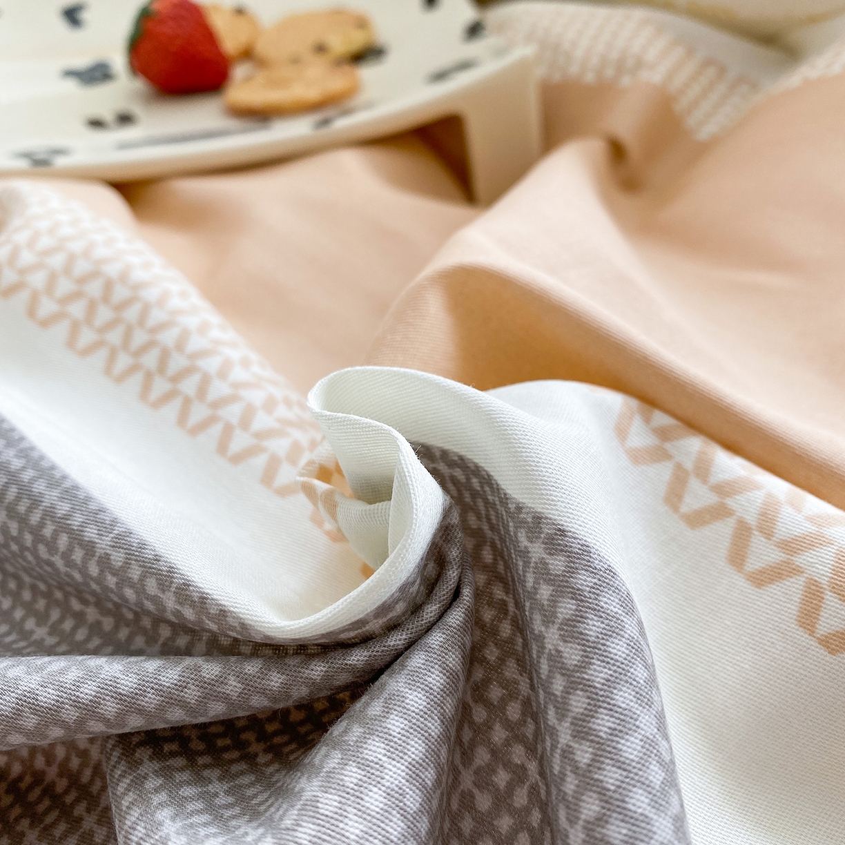 91家纺网 家纺一手货源 找家纺 钰锦铂2026新款直播爆款全棉四件套13070吊边床单一字绣印花纯棉三件套四件套 晴空月半—桔