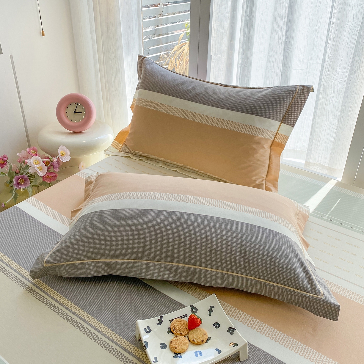 91家纺网 家纺一手货源 找家纺 钰锦铂2026新款直播爆款全棉四件套13070吊边床单一字绣印花纯棉三件套四件套 晴空月半—桔