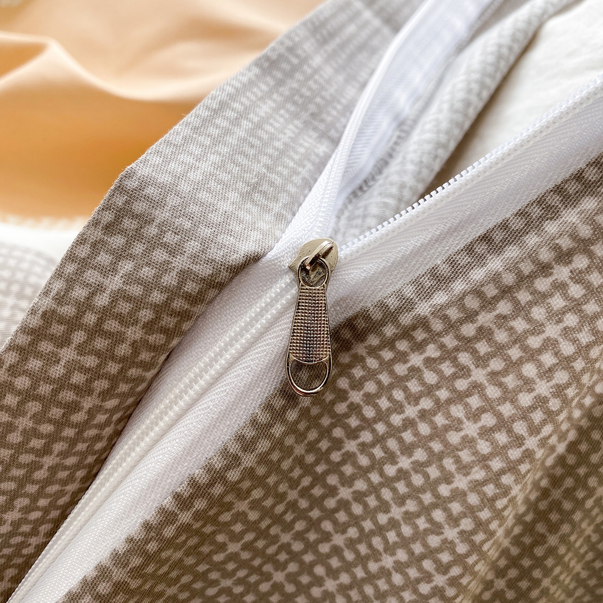 91家纺网 家纺一手货源 找家纺 钰锦铂2026新款直播爆款全棉四件套13070吊边床单一字绣印花纯棉三件套四件套 晴空月半—桔