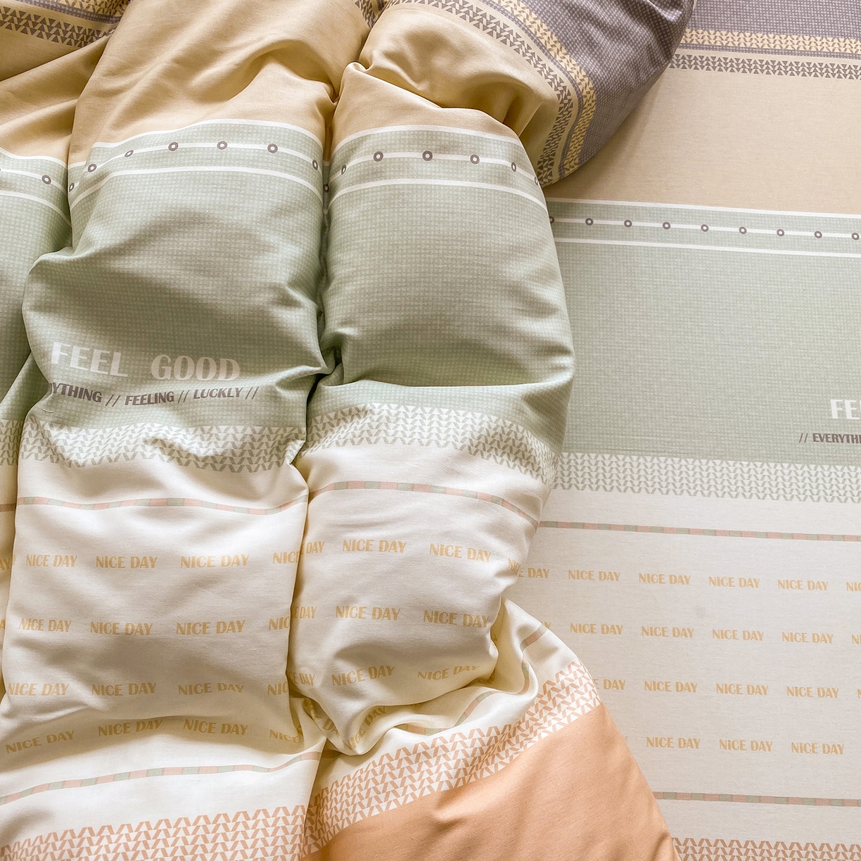 91家纺网 家纺一手货源 找家纺 钰锦铂2026新款直播爆款全棉四件套13070吊边床单一字绣印花纯棉三件套四件套 晴空月半—桔