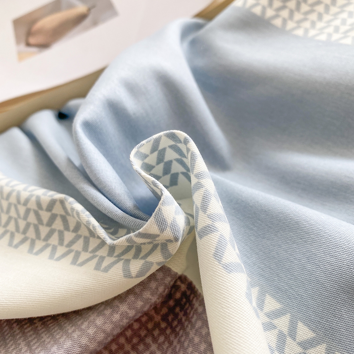 91家纺网 家纺一手货源 找家纺 钰锦铂2026新款直播爆款全棉四件套13070吊边床单一字绣印花纯棉三件套四件套 晴空月半—蓝