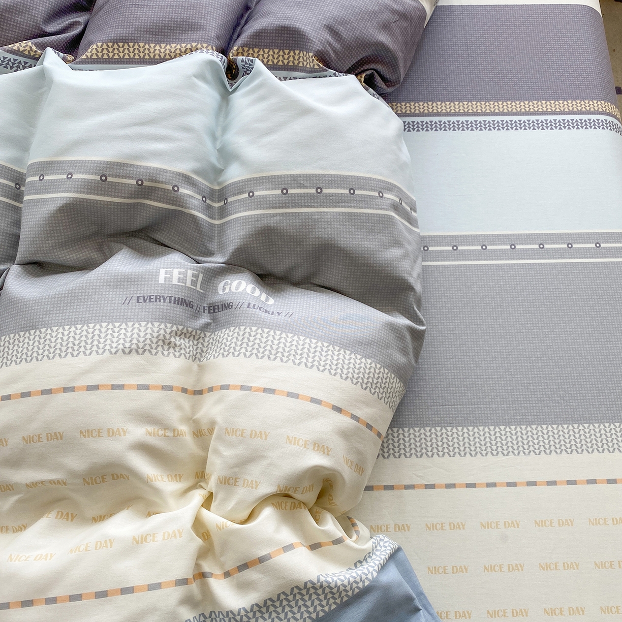 91家纺网 家纺一手货源 找家纺 钰锦铂2026新款直播爆款全棉四件套13070吊边床单一字绣印花纯棉三件套四件套 晴空月半—蓝