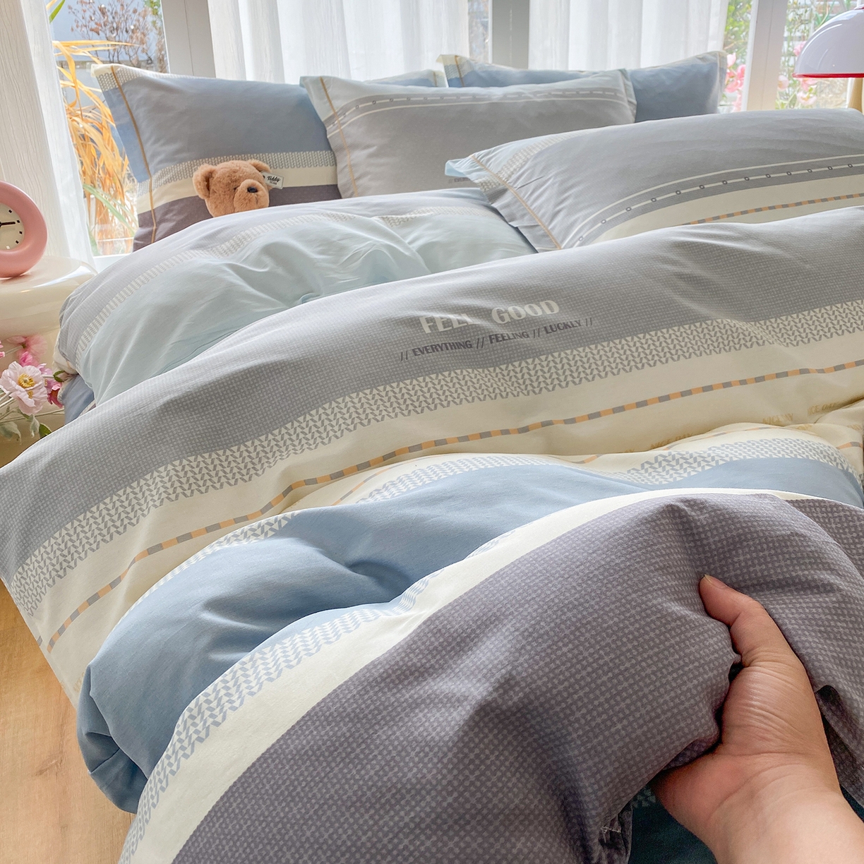 91家纺网 家纺一手货源 找家纺 钰锦铂2026新款直播爆款全棉四件套13070吊边床单一字绣印花纯棉三件套四件套 晴空月半—蓝