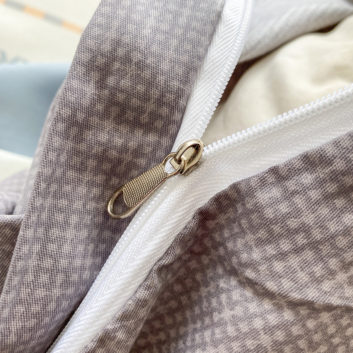 91家纺网 家纺一手货源 找家纺 钰锦铂2026新款直播爆款全棉四件套13070吊边床单一字绣印花纯棉三件套四件套 晴空月半—蓝