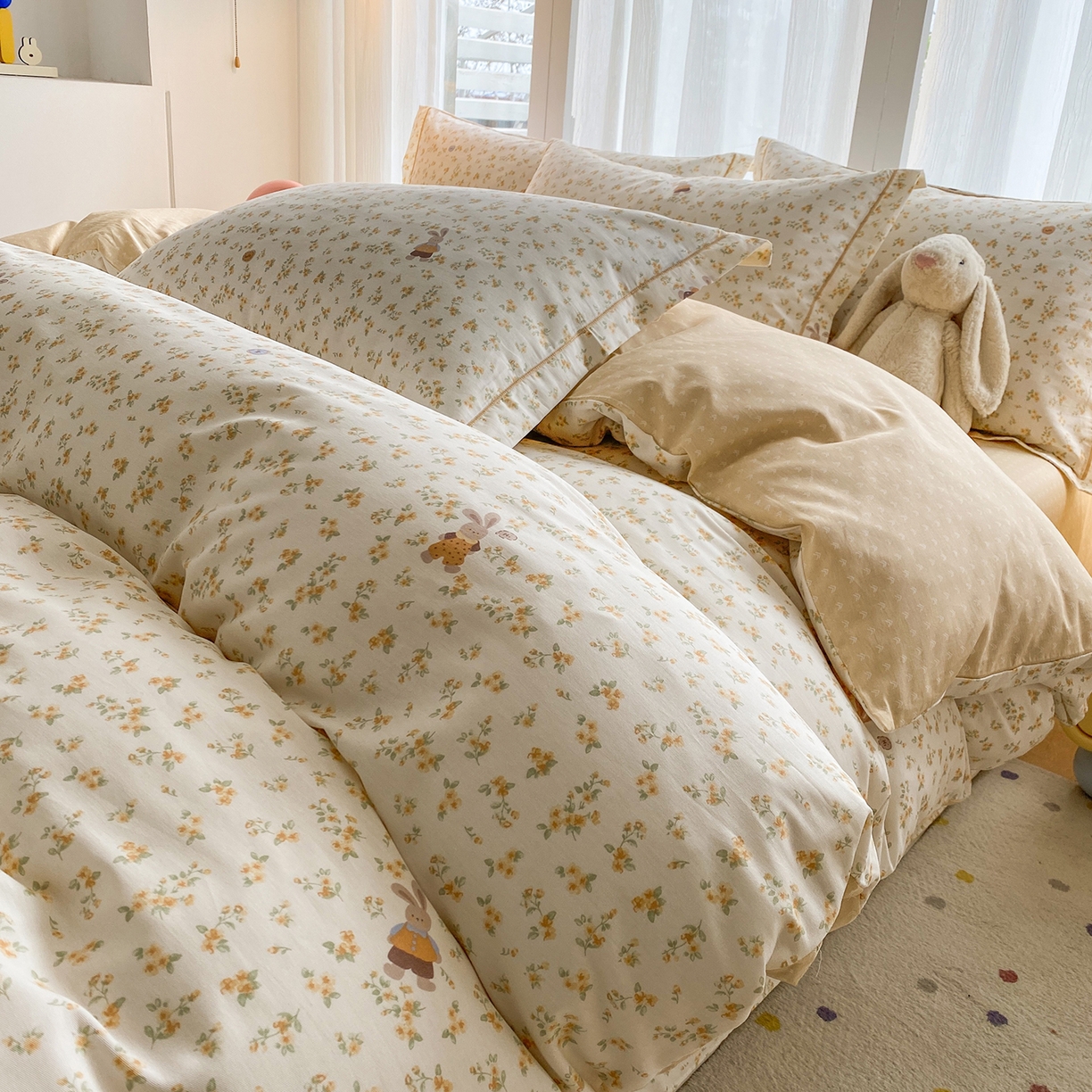 91家纺网 家纺一手货源 找家纺 钰锦铂2026新款直播爆款全棉四件套13070吊边床单一字绣印花纯棉三件套四件套 兔兔-咖